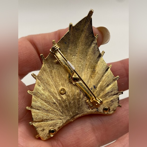 Coro Textured Curled Leaf Dimensional Optic Leaf Gold Tone Brooch Autumn Leaf - Picture 6 of 8